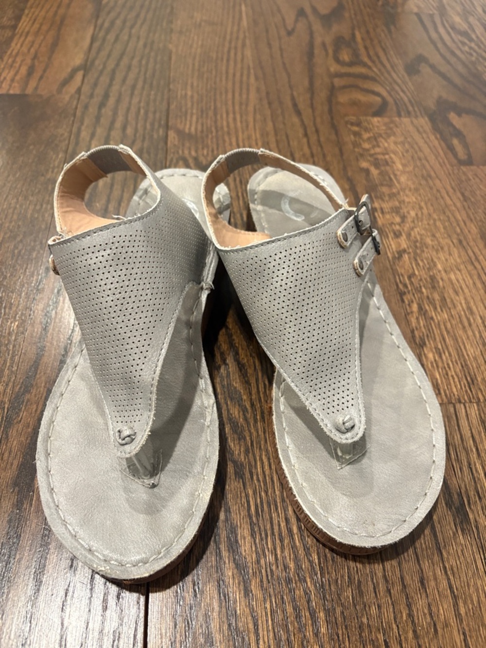 Woman’s Perforated Toe-Post Slingback Sandals in Light Gray Size 6.5